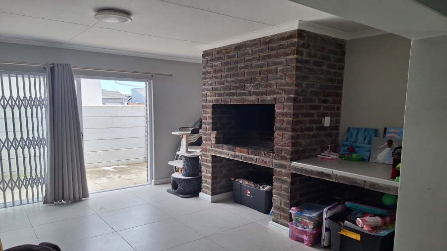 3 Bedroom Property for Sale in Overbaakens Eastern Cape